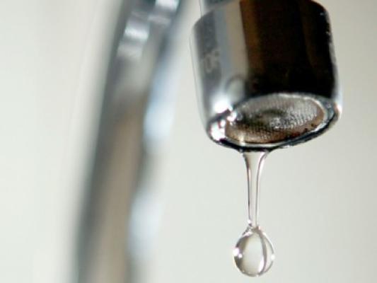 Sute de abonaţi şi Spitalul Judeţean, lăsaţi fără apă potabilă